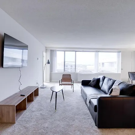Fantastic 2 Bedroom Apt + Den @Crystal City With Gym